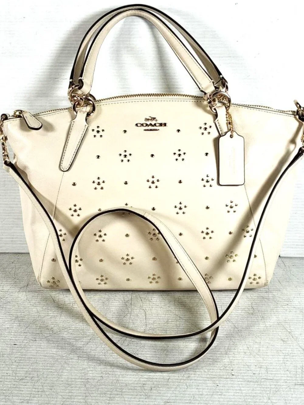 COACH: All over stud small Kelsey Sathel in Calf Leather Ivory with Gold Tone